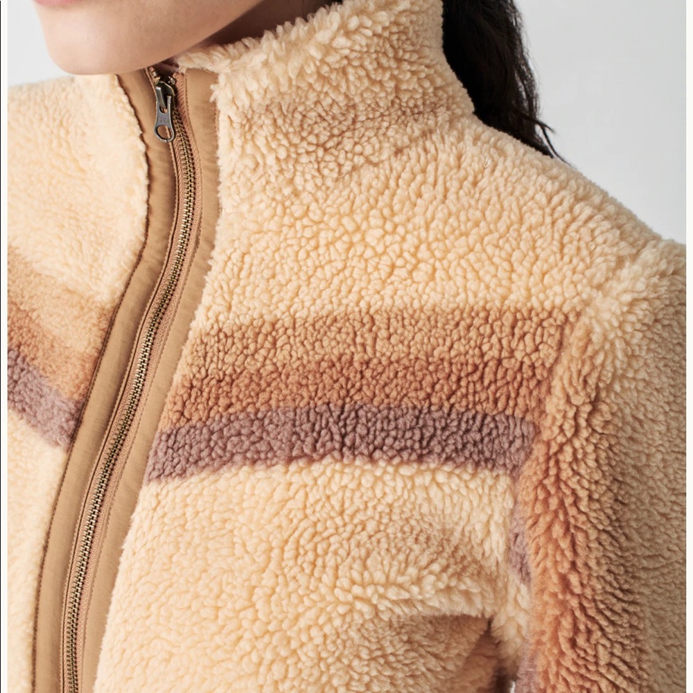 FAHERTY Apres Dream Fleece - Beige Tan Chevron Lined Sherpa - Picture 3 of 5